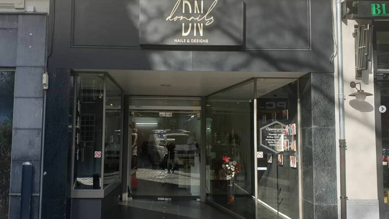 De winkelpui van Donails aan de Grote Markt 3 met het bord DN donails nails & designs