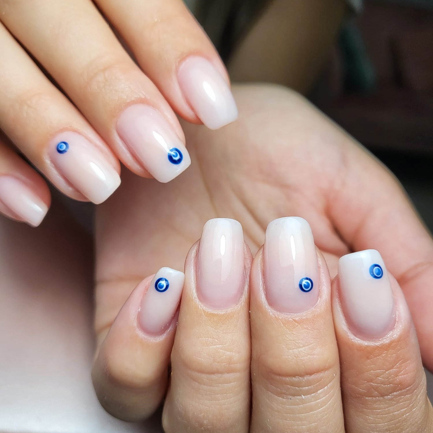 Naturel roze nagels met kleine blauwe oog-steentjes