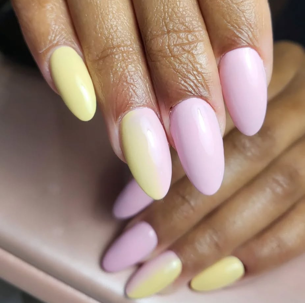 Lange amandelnagels in pastelgeel en lila