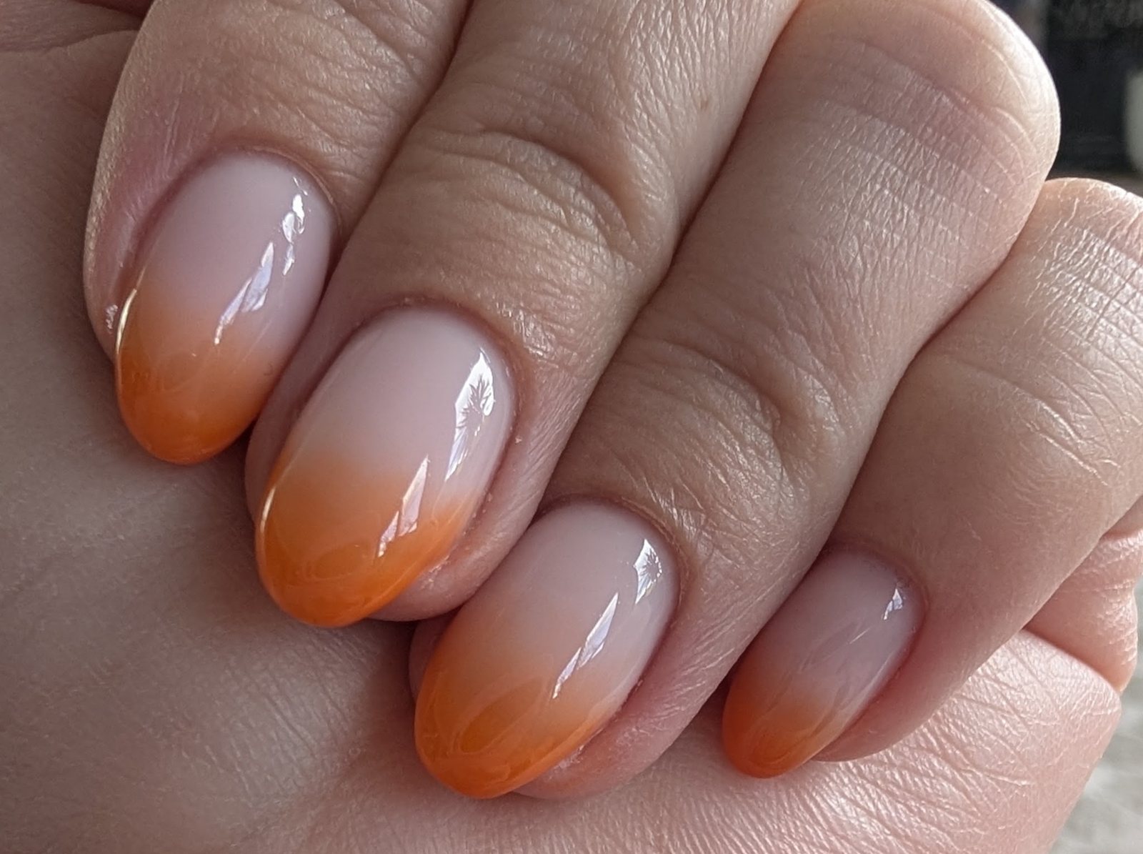 Nagels met een oranje ombré naar de punt