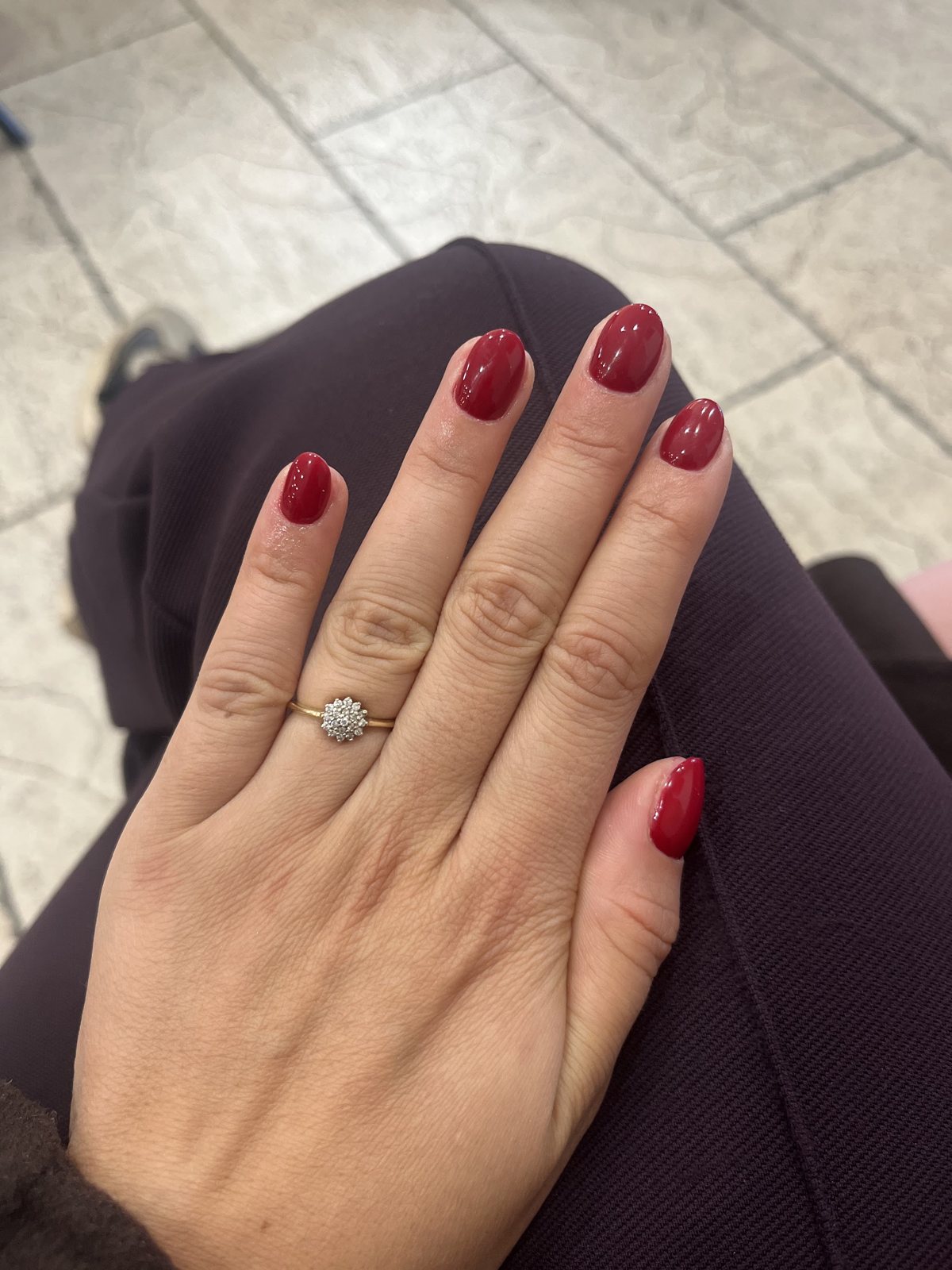 Korte nagels in donkerrood